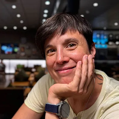 Stefanie Behrend in einem Restaurant