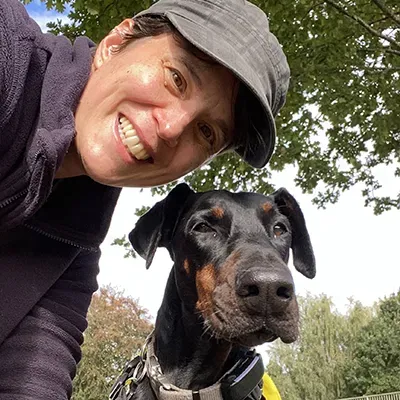 Stefanie Behrend mit ihrer Hündin Sky