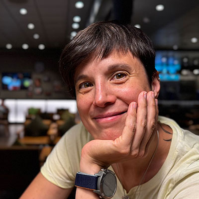 Stefanie Behrend in einem Restaurant