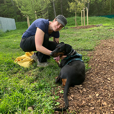 Stefanie Behrend mit ihrem Hund