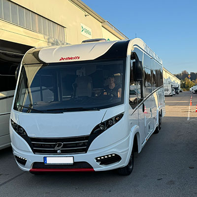 Stefanie Behrend am Steuer ihres Wohnmobils